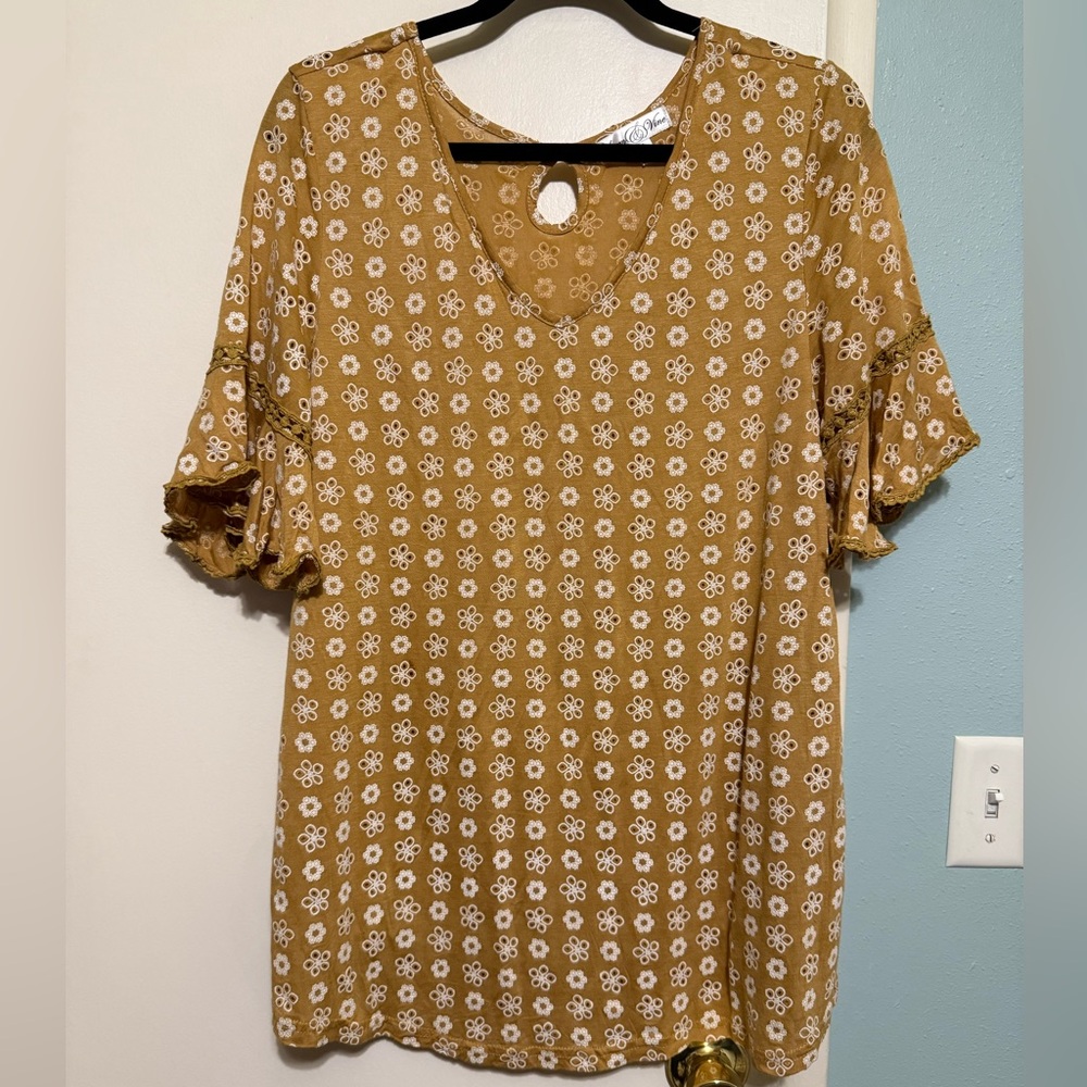 Stem & Vine mustard v-neck blouse with ruffle sleeves. Size XL